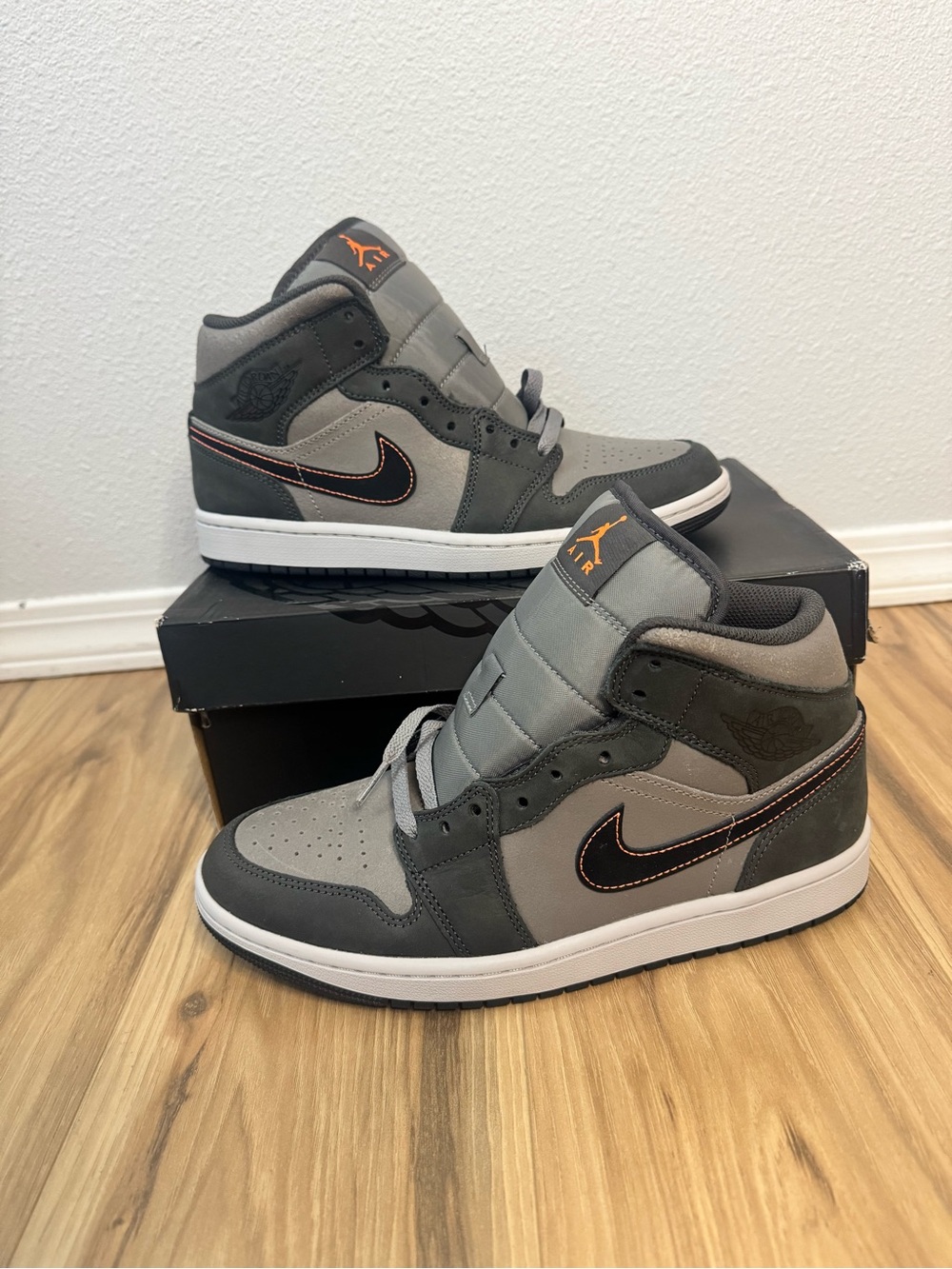 Nike Air Jordan 1 Mid SE “Night Stadium” gray/black Men’s US 8 FQ8338-017